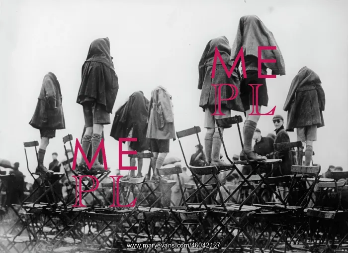 : Spectators in rain : Spectators in rain