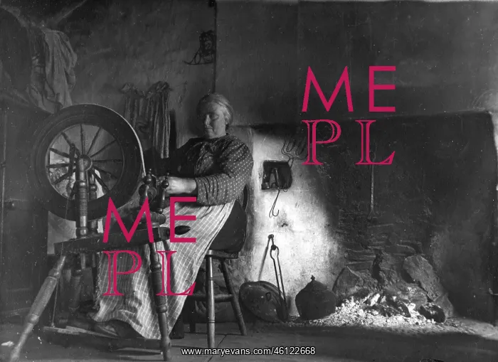 : Spinning wool, Glen Columbkille, County Donegal, Ireland : Spinning wool, Glen Columbkille, County Donegal, Ireland