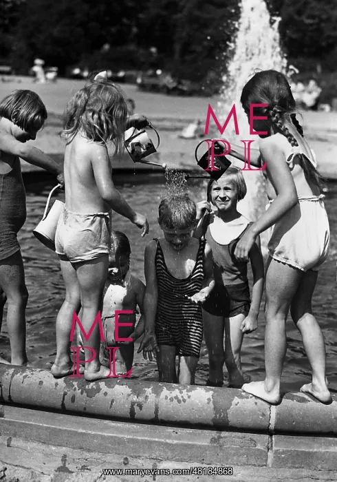 : Splashing children, 1934 : Splashing children, 1934