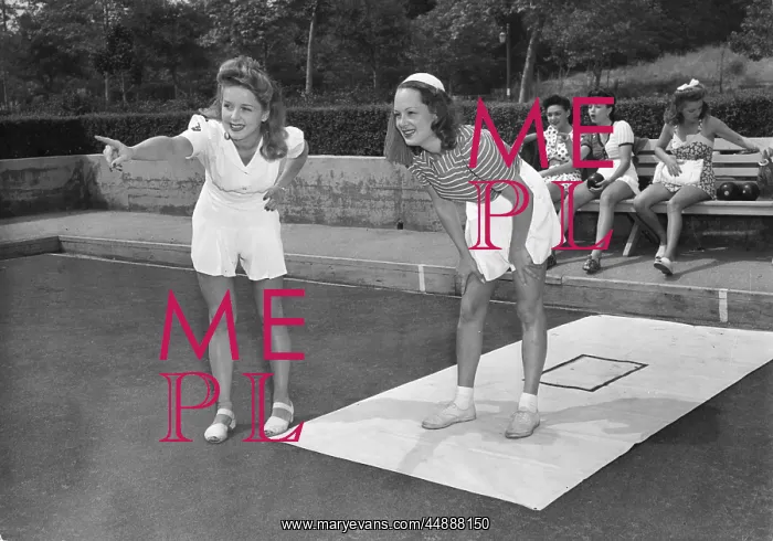 : SPORTSWEAR 1940S : SPORTSWEAR 1940S