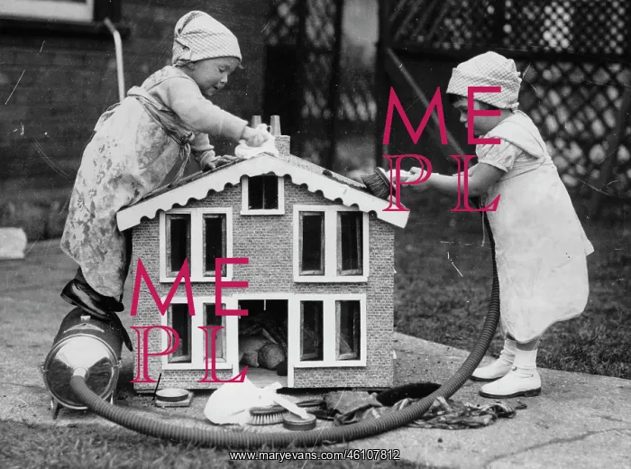 : Spring cleaning in the dollhouse : Spring cleaning in the dollhouse