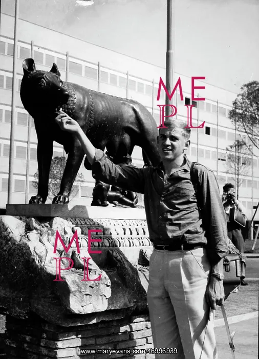 : Sprinter Armin Hary with a statue in London : Sprinter Armin Hary with a statue in London