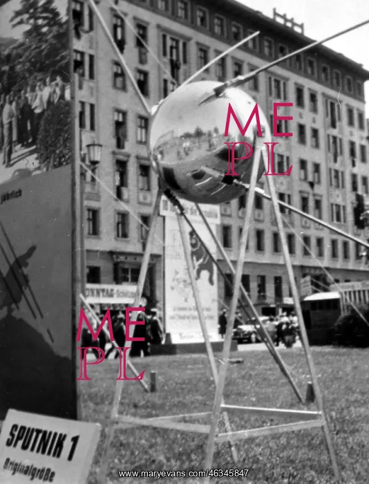 : SPUTNIK 1. Model of the Sputnik 1 satellite in Berlin in 1959 after the flight : SPUTNIK 1. Model of the Sputnik 1 satellite in Berlin in 1959 after the flight