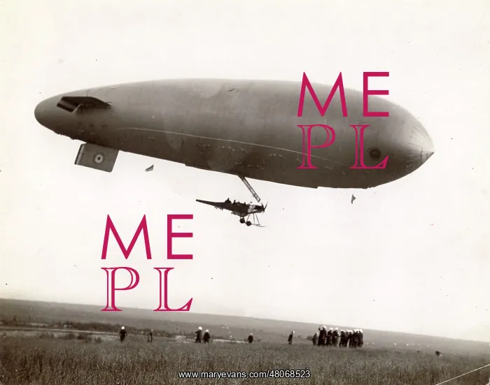 : An SS-class airship landing : An SS-class airship landing
