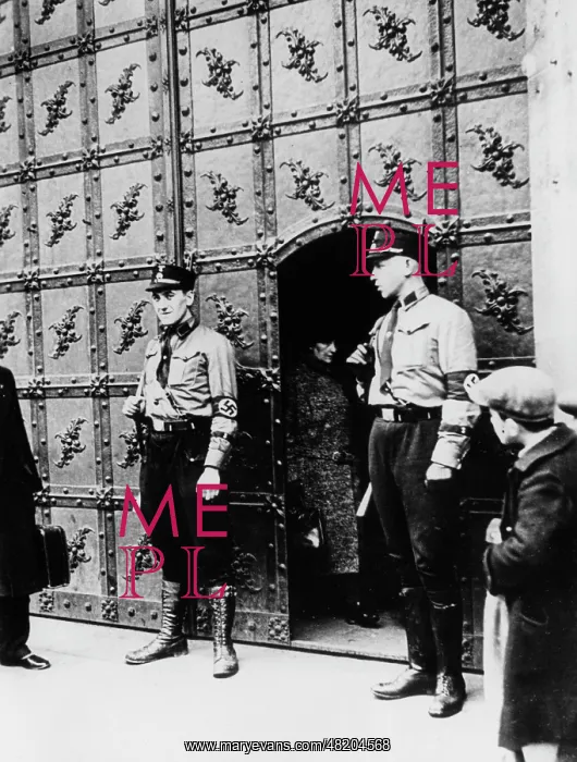 : SS guards in front of the Munich city hall, 1933 : SS guards in front of the Munich city hall, 1933
