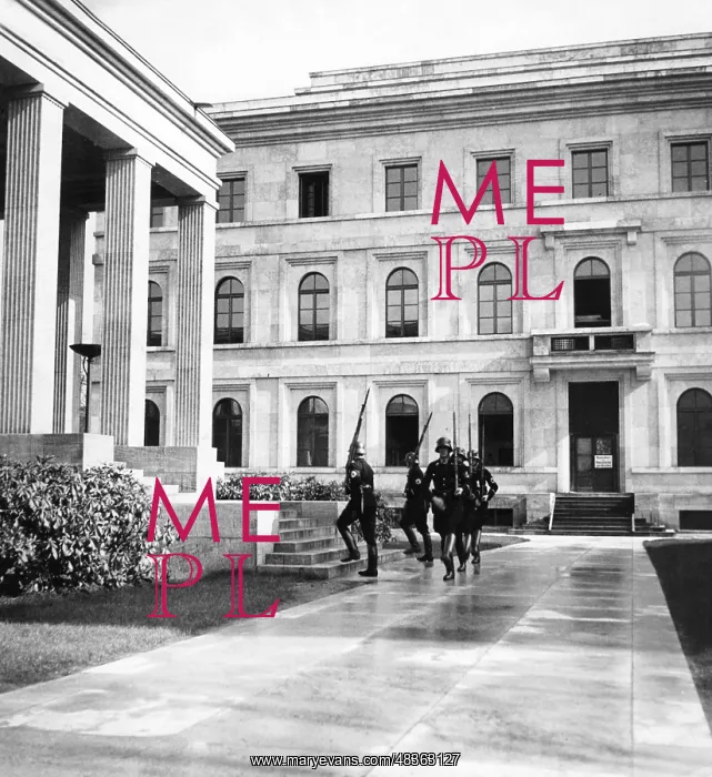 : SS members in front of one of the Ehrentempel : SS members in front of one of the Ehrentempel