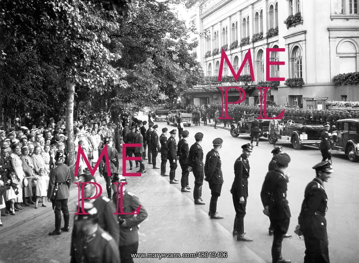  : SS men as guard in Berlin, 1943