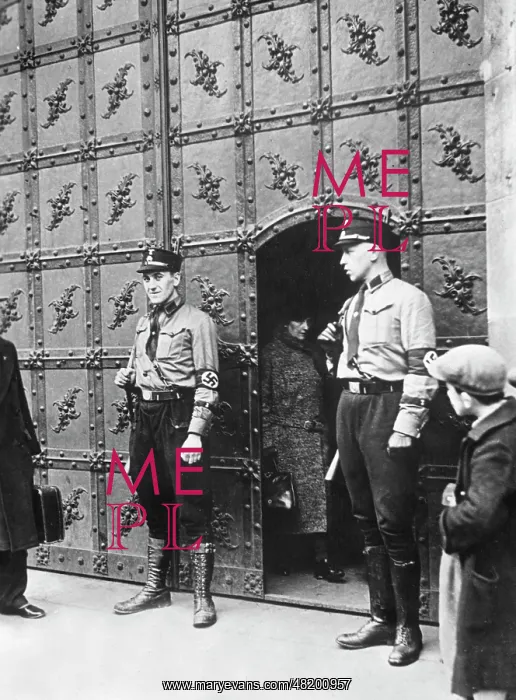 : SS men in front of Munich Town Hall, 1933 : SS men in front of Munich Town Hall, 1933