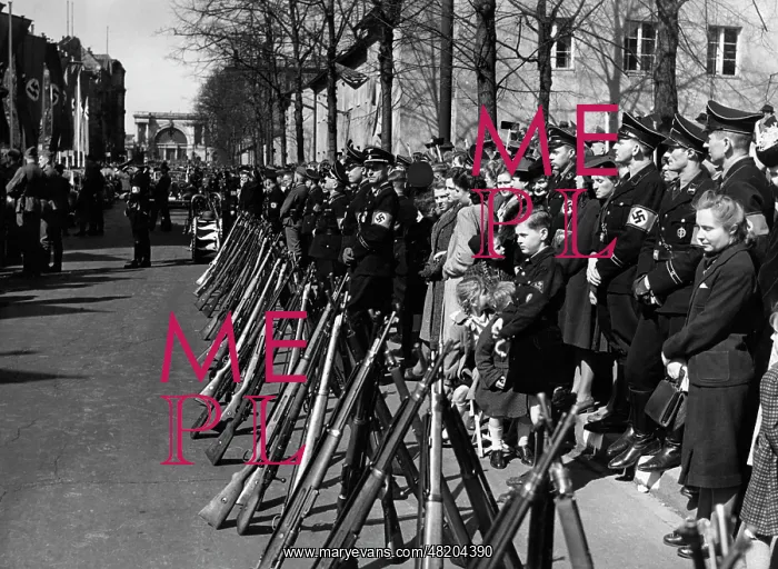 : SS squads secure the streets in Berlin, 1942 : SS squads secure the streets in Berlin, 1942