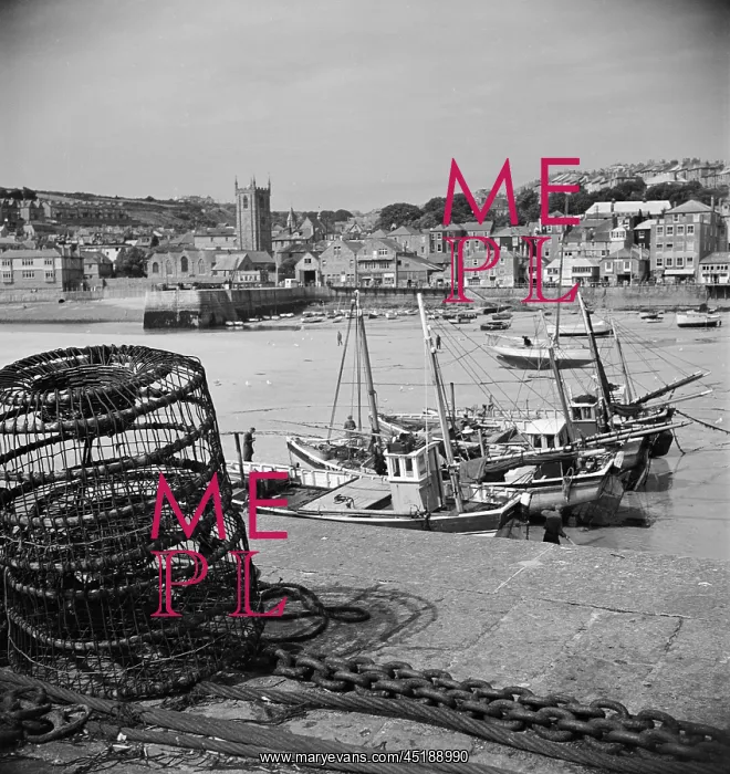 : St Ives. A view looking across the harbour to St Ives from Smeaton's Pier : St Ives. A view looking across the harbour to St Ives from Smeaton's Pier