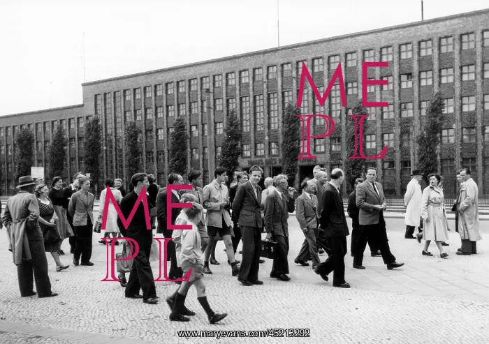: Staff of the broadcast of Berlin in front of sealed off Hous : Staff of the broadcast of Berlin in front of sealed off Hous
