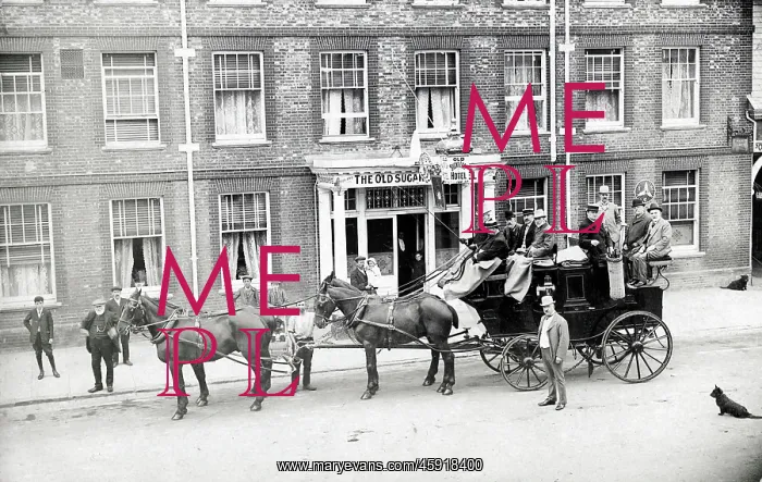 : Stagecoach outside The Sugar Loaf Hotel, Dunstable : Stagecoach outside The Sugar Loaf Hotel, Dunstable