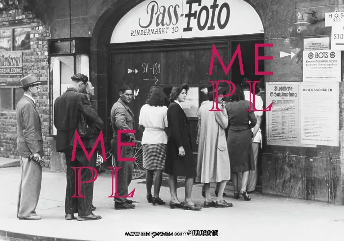 : Standing in line for new photos, 1945 : Standing in line for new photos, 1945