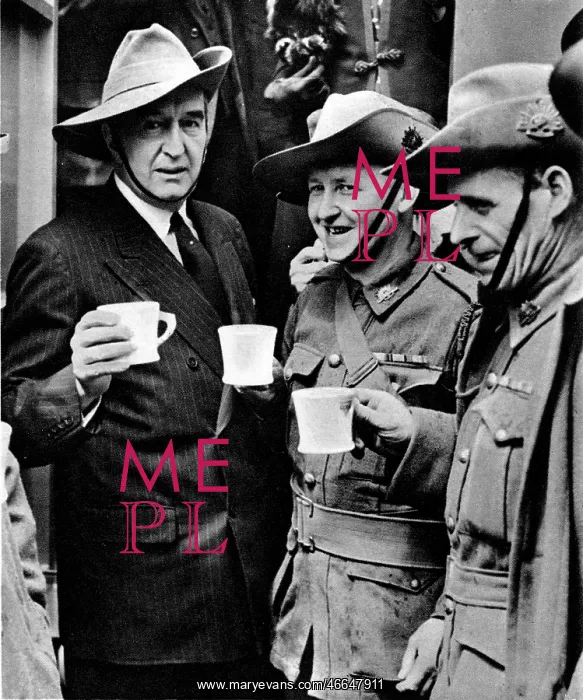 : Stanley Bruce Alongside Two Australian Soldiers : Stanley Bruce Alongside Two Australian Soldiers