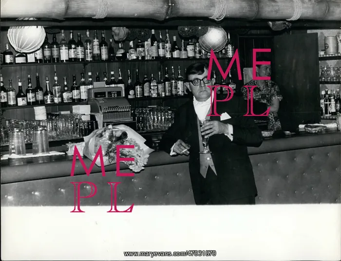 : Stanley Lowe, conman, drinking alone at London Hilton : Stanley Lowe, conman, drinking alone at London Hilton