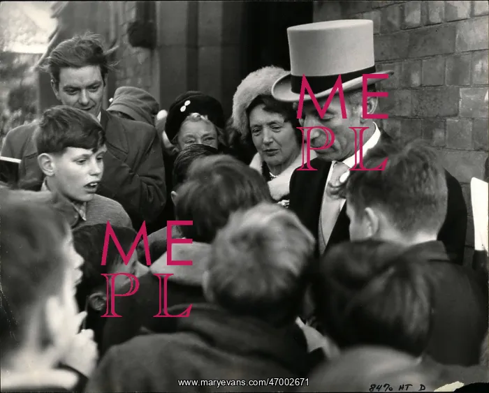 : Stanley Matthews and fans : Stanley Matthews and fans