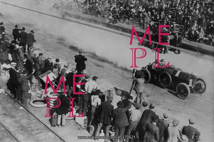 : The start of the 1914 Vanderbilt Cup auto : The start of the 1914 Vanderbilt Cup auto