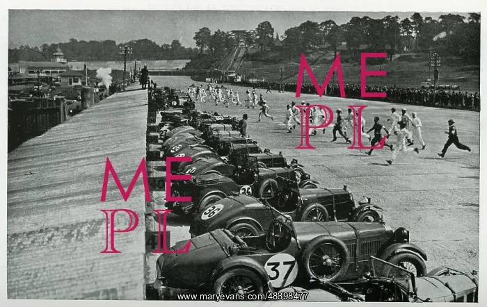 : Start of a Brooklands Double-Twelve Race : Start of a Brooklands Double-Twelve Race