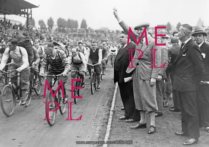 : Start of the championship of newspaper deliverymen, 1934 : Start of the championship of newspaper deliverymen, 1934