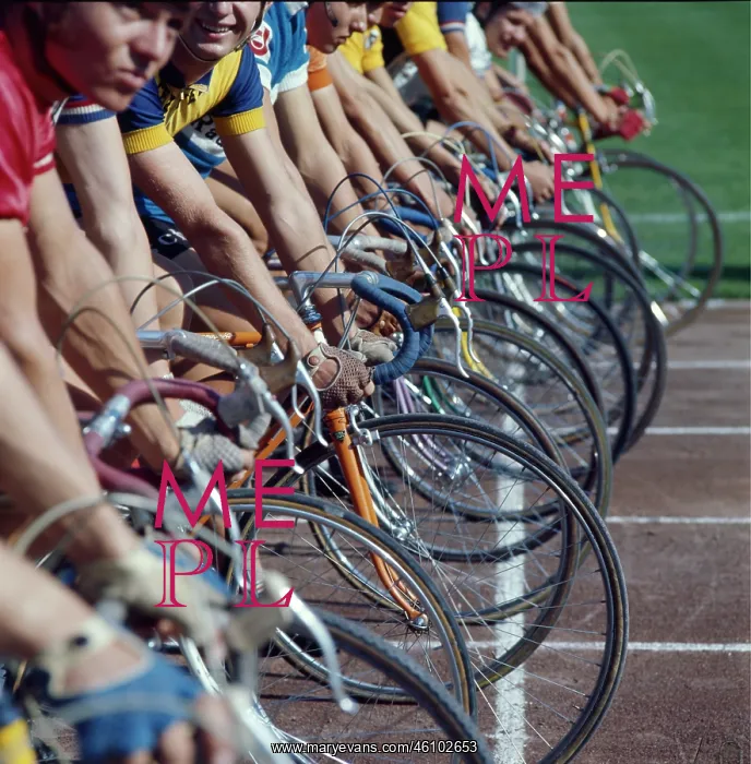 : Start Cycling race. Hands on the handlebar : Start Cycling race. Hands on the handlebar