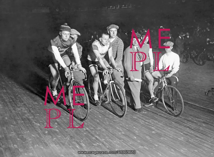 : Before the start in the Ruettarena, 1928 : Before the start in the Ruettarena, 1928