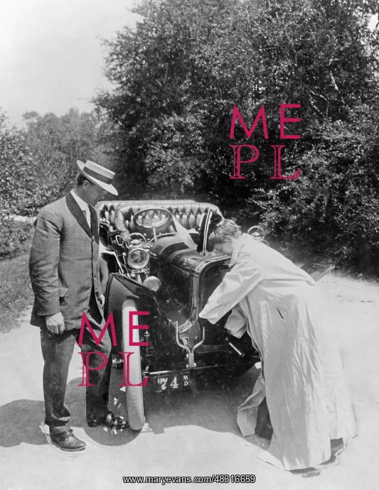 : Starting an automobile, 1907 : Starting an automobile, 1907