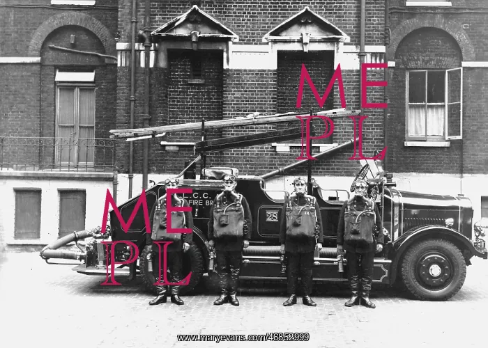 : Station 28, Whitechapel BA pumps crew : Station 28, Whitechapel BA pumps crew
