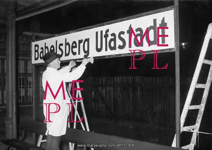 : The station nameboard Babelsberg Ufastadt is installed, 19 : The station nameboard Babelsberg Ufastadt is installed, 19