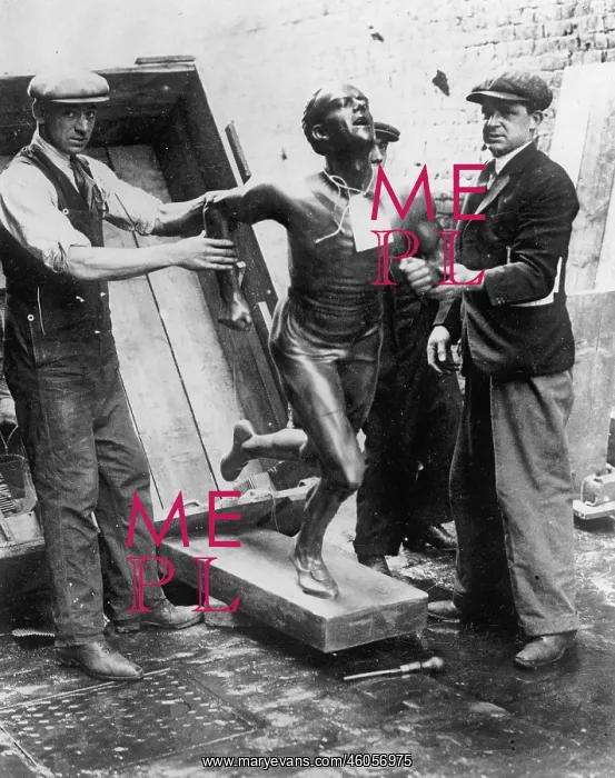 : Statue of the Olympic champion Lord Burgheley by John Longden. Photograph. Around 1930 : Statue of the Olympic champion Lord Burgheley by John Longden. Photograph. Around 1930