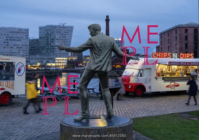: Statue, Liverpool, England : Statue, Liverpool, England