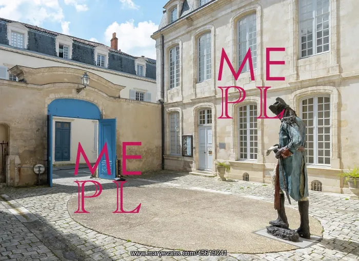 : Statue, Musee du Nouveau Monde, La Rochelle, France : Statue, Musee du Nouveau Monde, La Rochelle, France