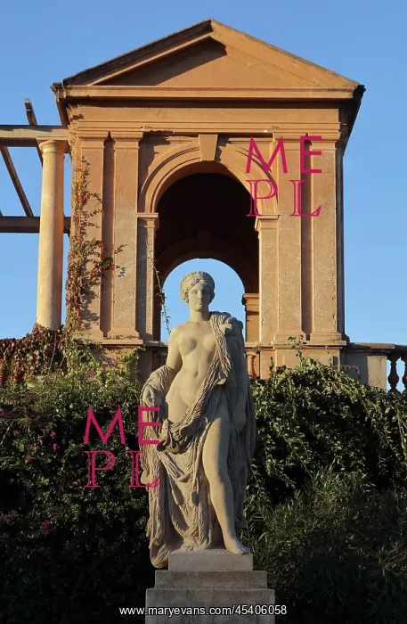 : Statue, Parc de Pedralbes, Barcelona, Catalonia, Spain : Statue, Parc de Pedralbes, Barcelona, Catalonia, Spain