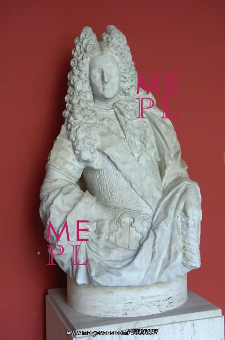 : Statue of Philip V, work by Leonardo Julio Capuz : Statue of Philip V, work by Leonardo Julio Capuz