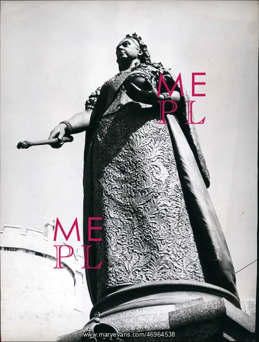 : Statue of Queen Victoria, Windsor : Statue of Queen Victoria, Windsor