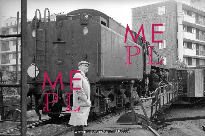 : Steam engine on turntable at Nine Elms : Steam engine on turntable at Nine Elms