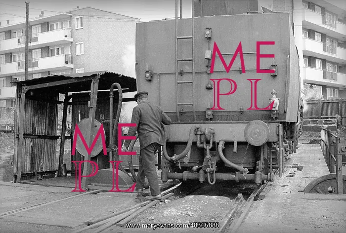 : Steam engine on turntable with operator : Steam engine on turntable with operator