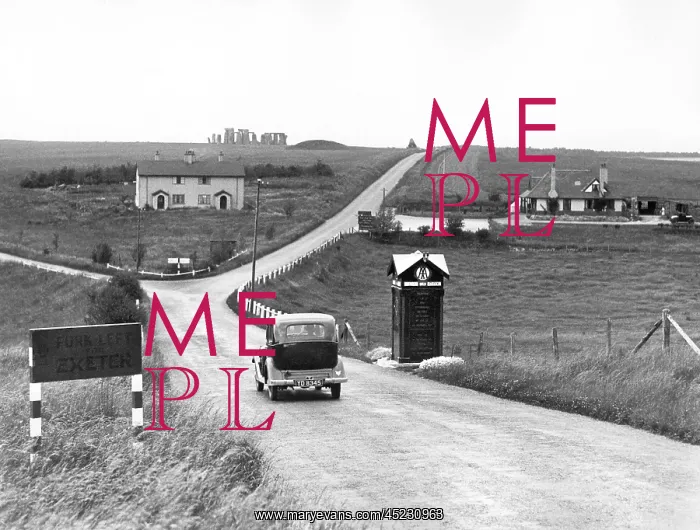 : Stonehenge ahead : Stonehenge ahead