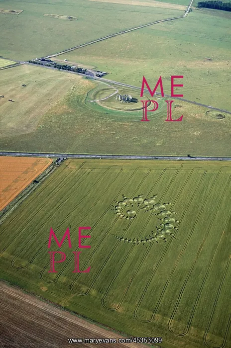 : Stonehenge and crop circle : Stonehenge and crop circle