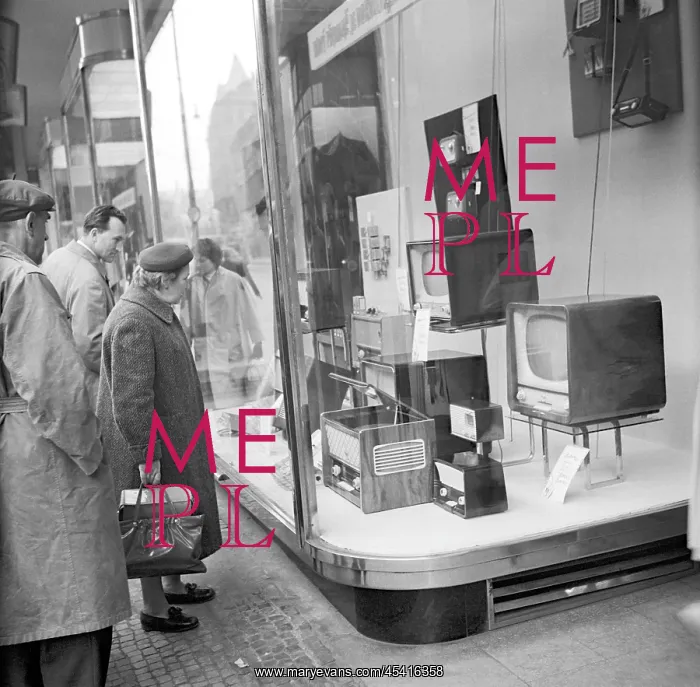 : Store window - tv sets - sale - interest : Store window - tv sets - sale - interest