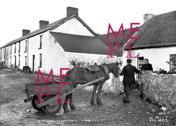 : Straidkilly, Carnlough, A Quiet Chat : Straidkilly, Carnlough, A Quiet Chat