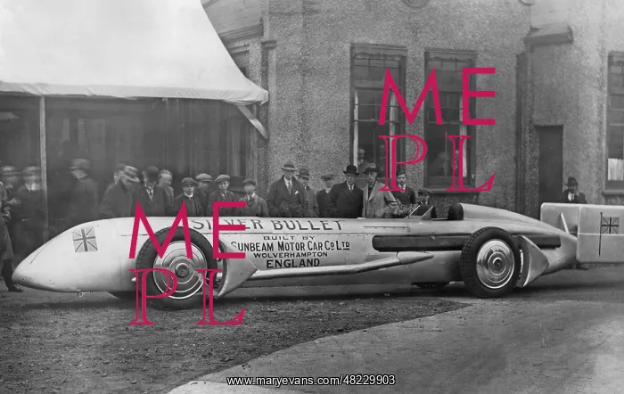 : Streamlined race car Silver Bullet in England, 1930 : Streamlined race car Silver Bullet in England, 1930