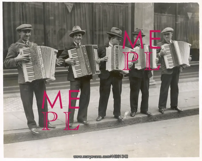 : STREET ACCORDIONISTS : STREET ACCORDIONISTS
