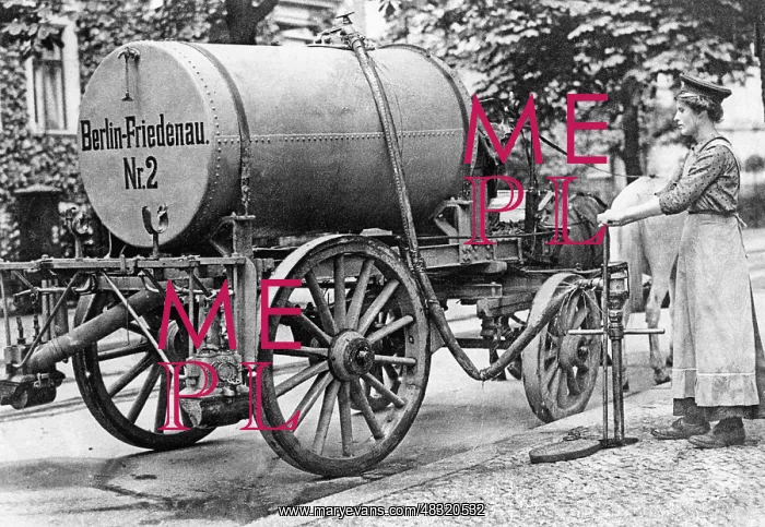: Street cleaner in Berlin, 1916 : Street cleaner in Berlin, 1916