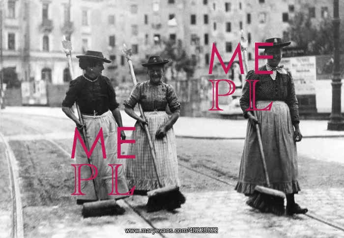: Street cleaners in Munich, 1906 : Street cleaners in Munich, 1906