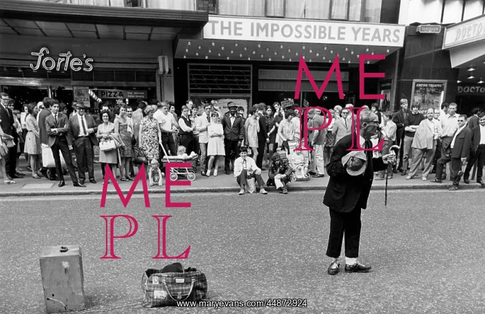 : STREET ENTERTAINER : STREET ENTERTAINER