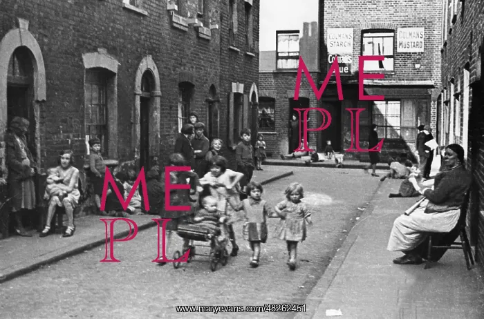 : Street in London, 1930s : Street in London, 1930s