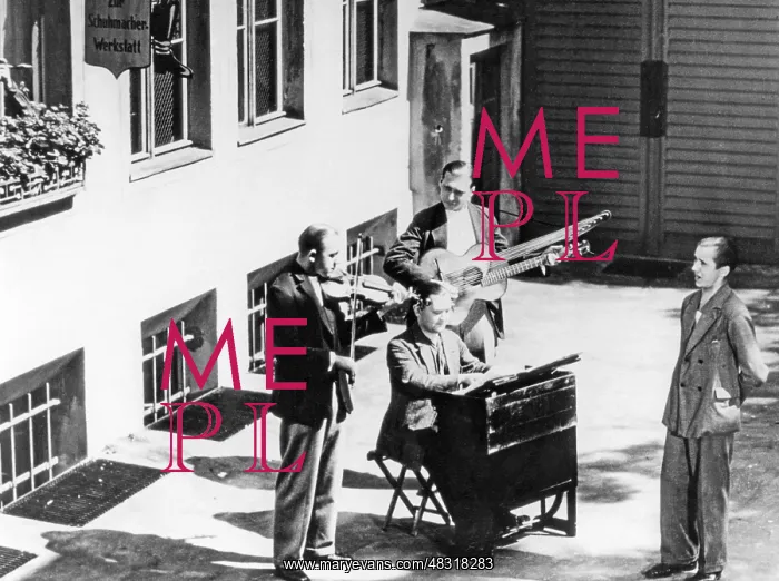 : Street musicians, 1932 : Street musicians, 1932