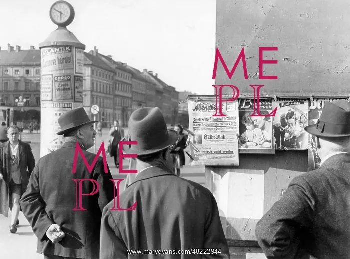 : Street newspapers in WW2, 1940s : Street newspapers in WW2, 1940s