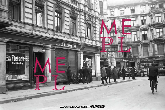 : Street scene in Berlin, 1930 : Street scene in Berlin, 1930