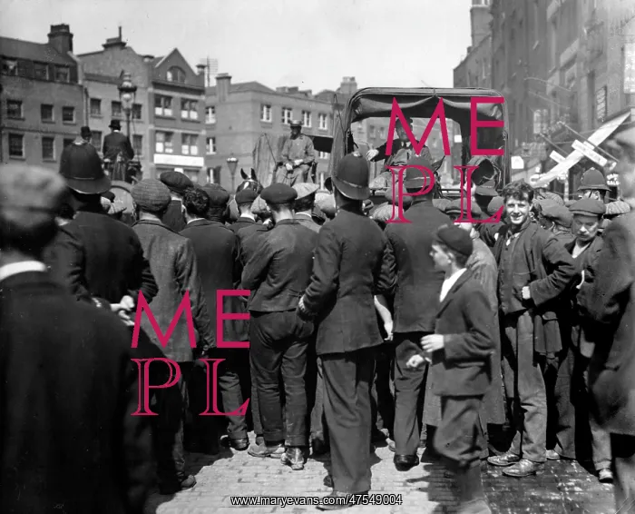 : Street scene during the London Dock Strike : Street scene during the London Dock Strike
